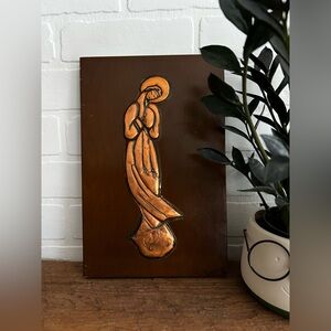 Tableau vintage Cuivre repoussé sur support en bois.